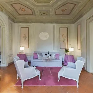 Apartment Maggio Frescoes By Vacavilla